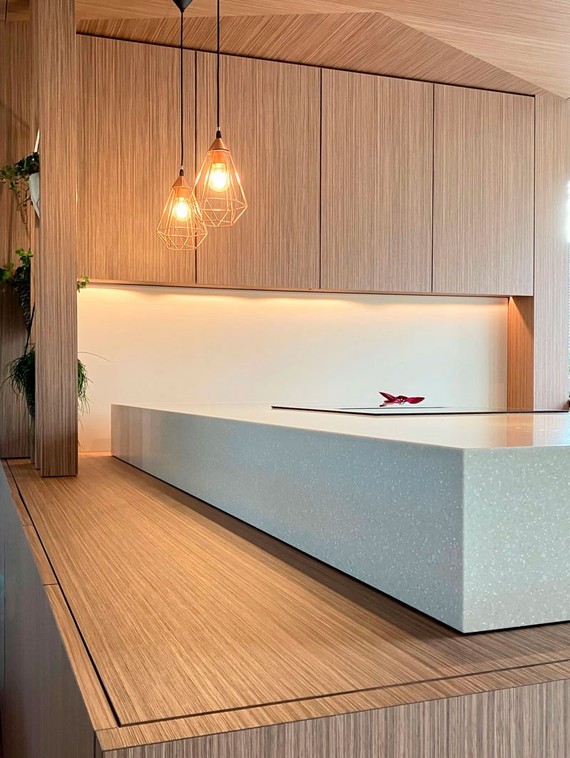 design keuken op maat gemaakt in noten fineer en himacs