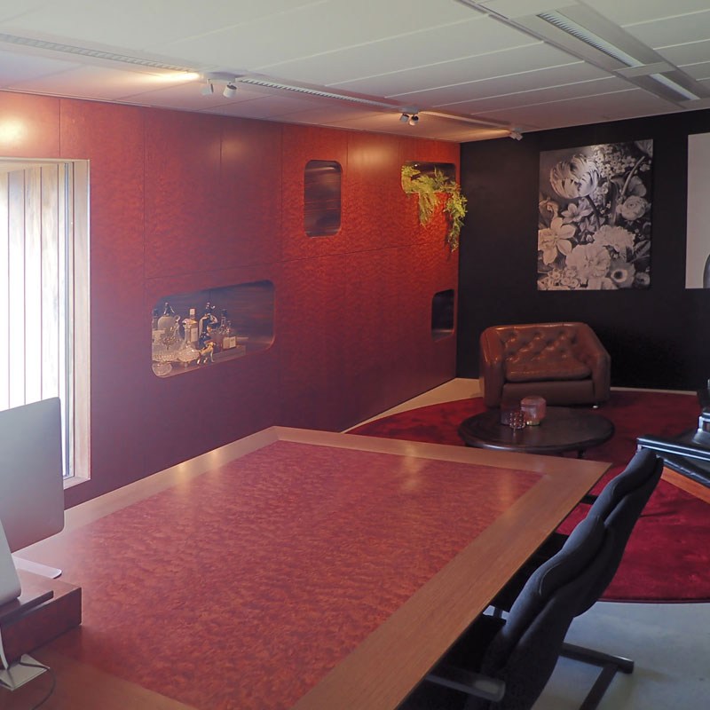 design kastenwand, meubel in bubinga pommele fineer en makkassar op maat gemaakt met ronde vormen