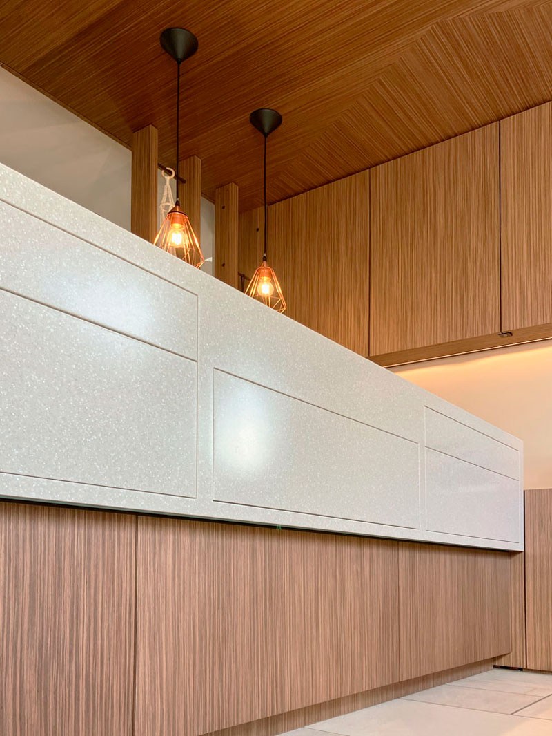 keuken-corian werkblad-noten deuren en plafond