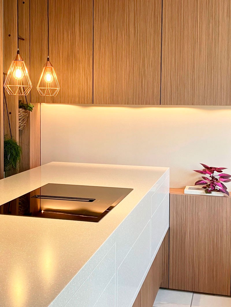 keuken-corian werkblad met noten kasten