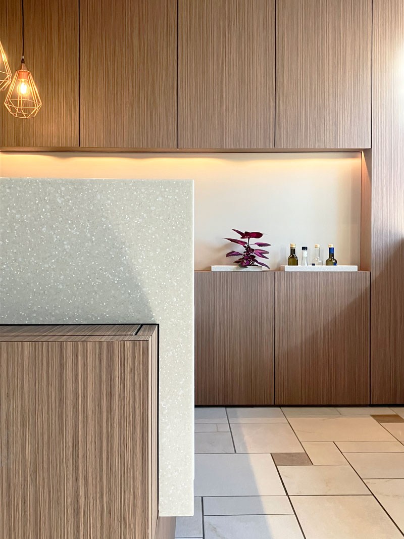 keuken-corian werkblad-noten kastenwand