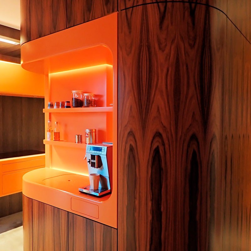 high-end-keuken-koffiebar in oranje corian