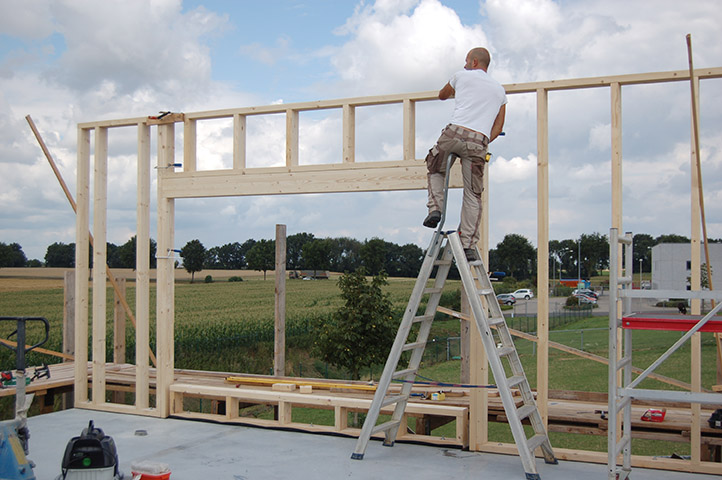 houtskeletbouw woning in aanbouw van typisch hout