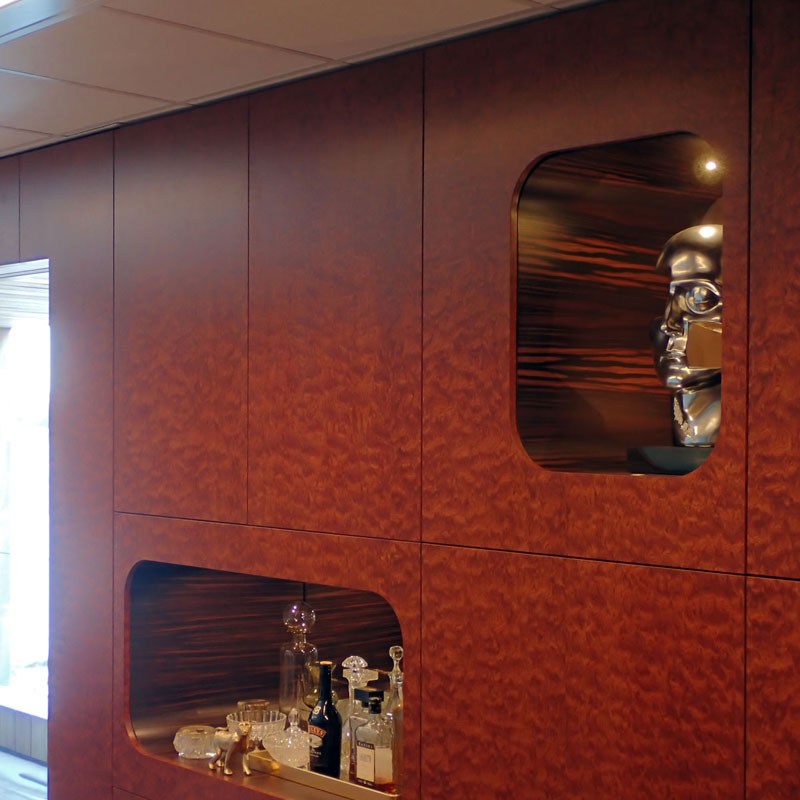 design kastenwand, meubel in bubinga pommele fineer en makkassar op maat gemaakt met ronde vormen