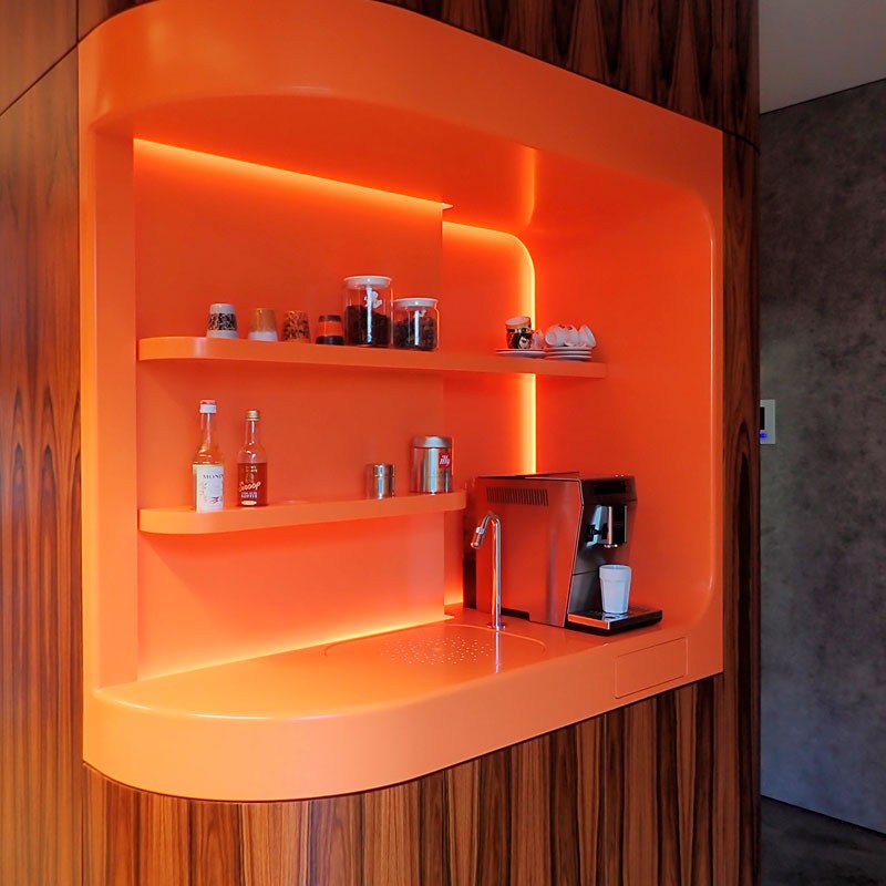 meubel-koffiebar in oranje corian-limburg