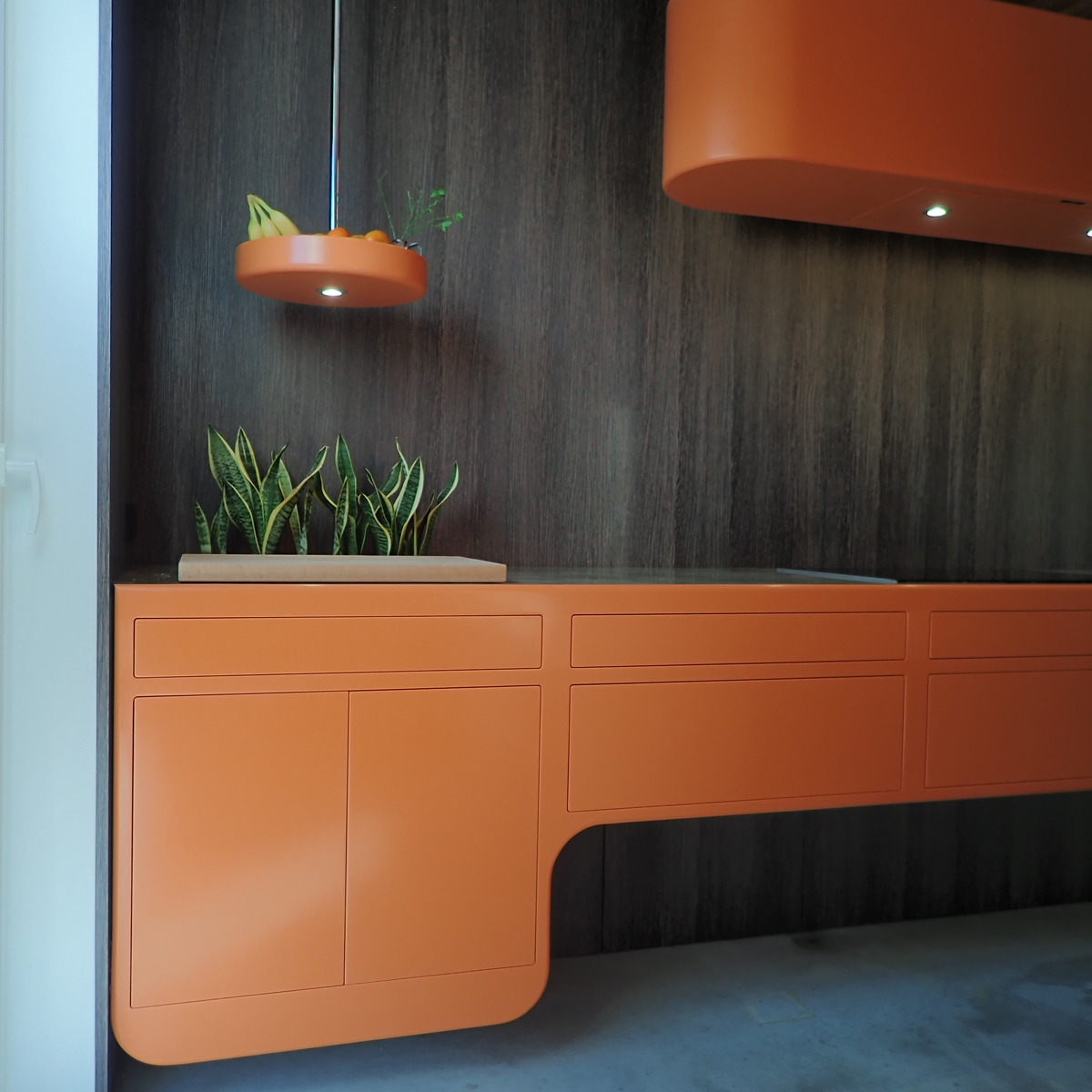 organische oranje corian design keuken, mid-century modern kitchen