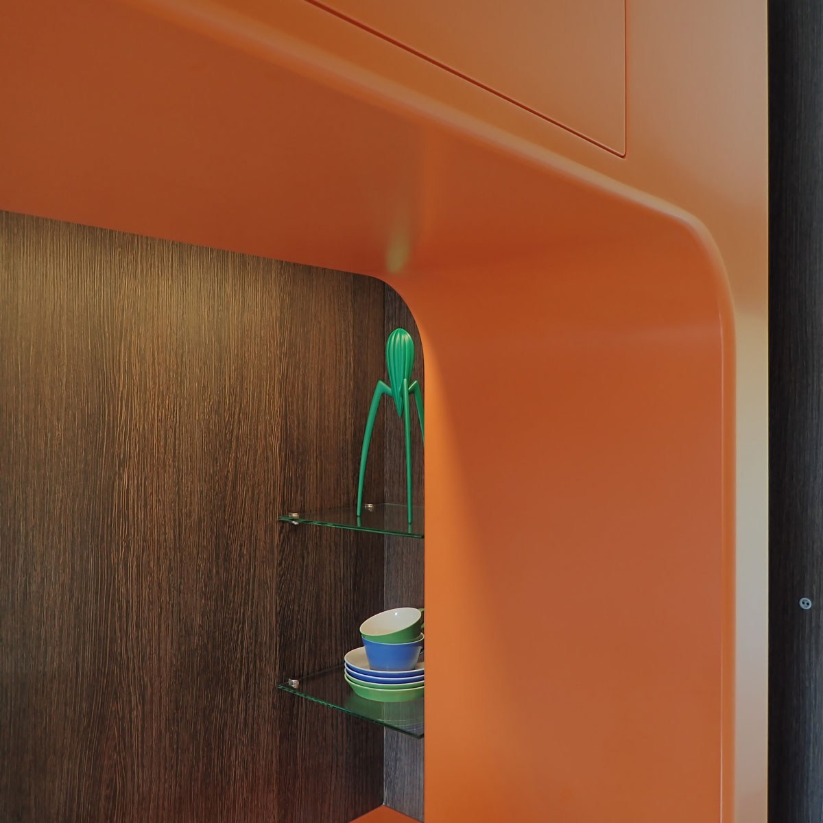 organische oranje corian design keuken, mid-century modern kitchen