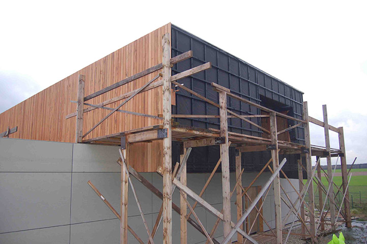 gevelbekleding in aanbouw door typisch hout