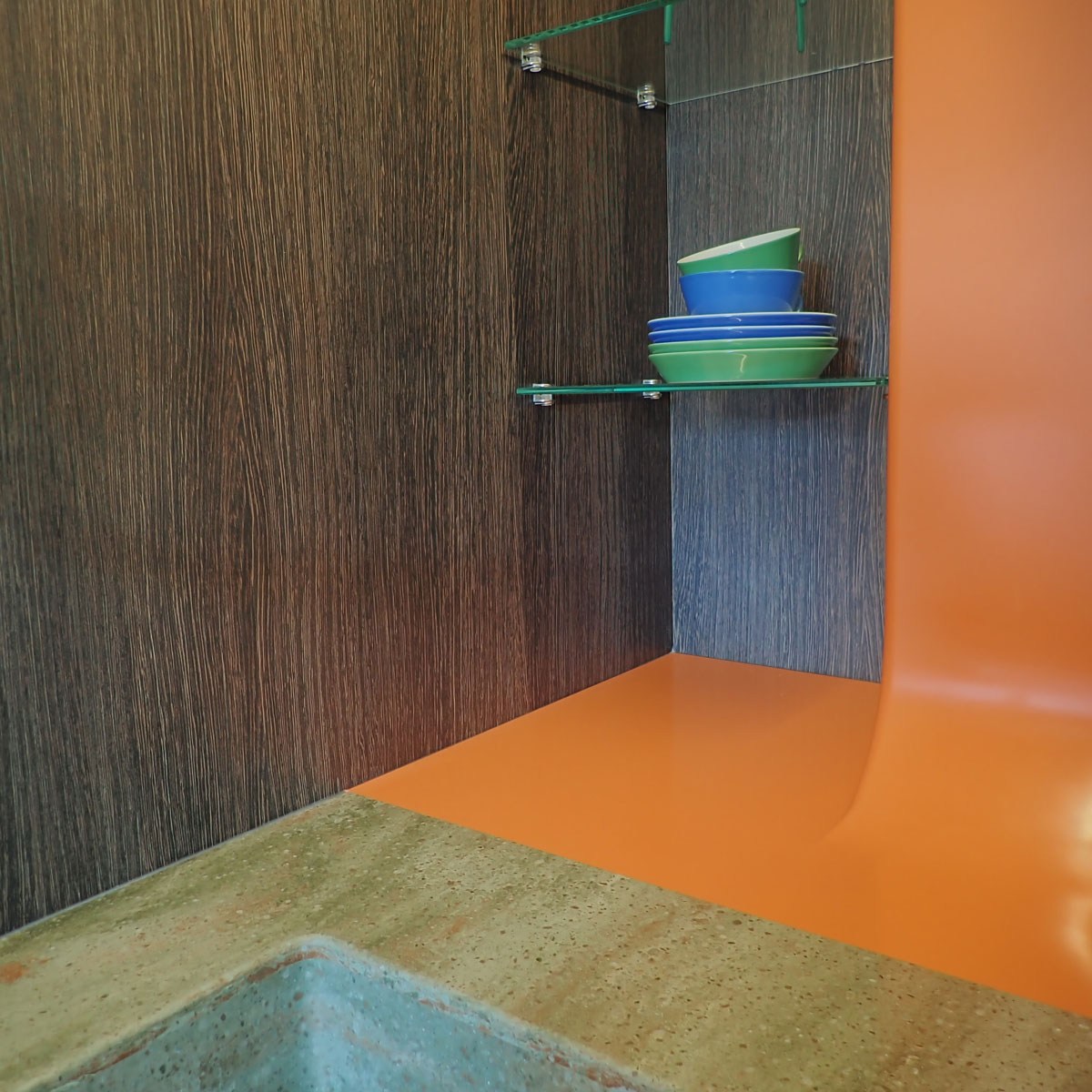 organische oranje corian design keuken, mid-century modern kitchen
