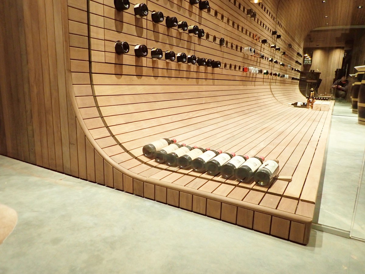 design wijnkeder in massief hout op maat gemaakt met ronde vormgeving