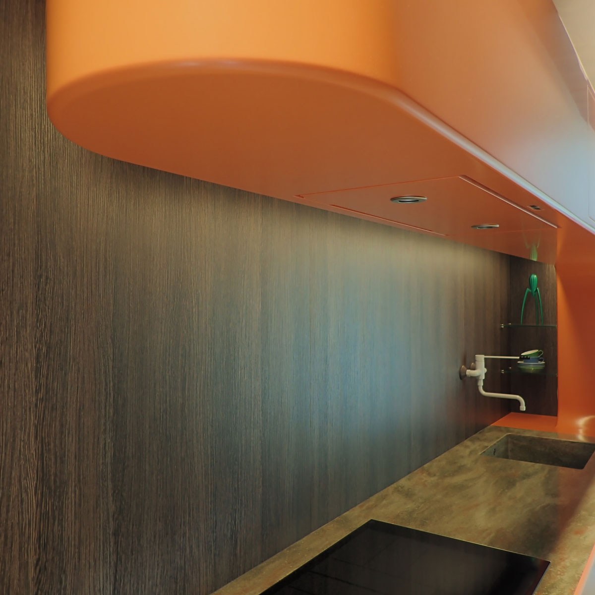organische oranje corian design keuken, mid-century modern kitchen