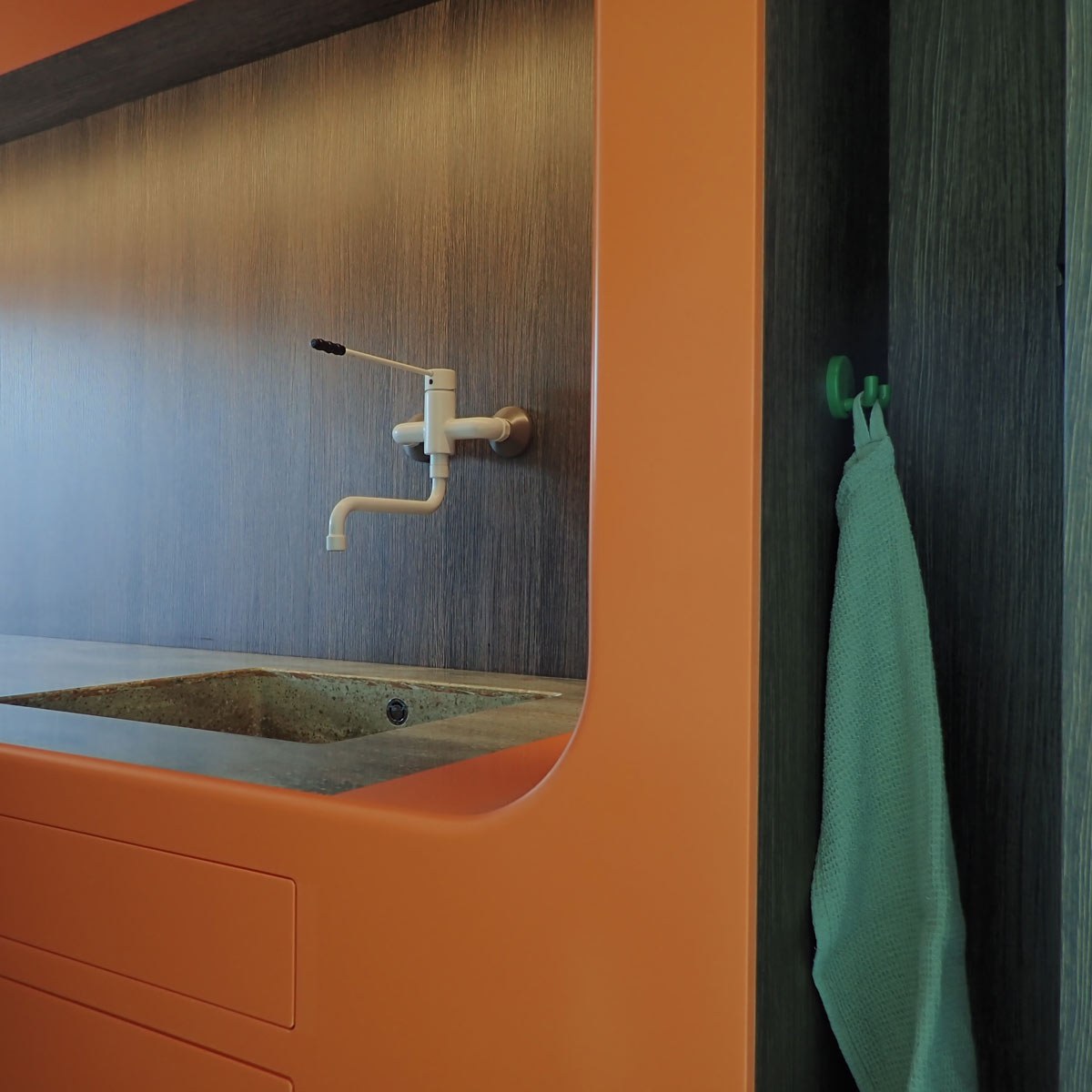 organische oranje corian design keuken, mid-century modern kitchen