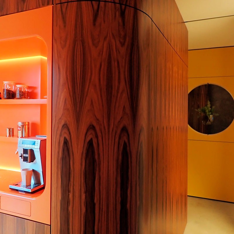 design meubel-koffiebar in oranje corian-limburg