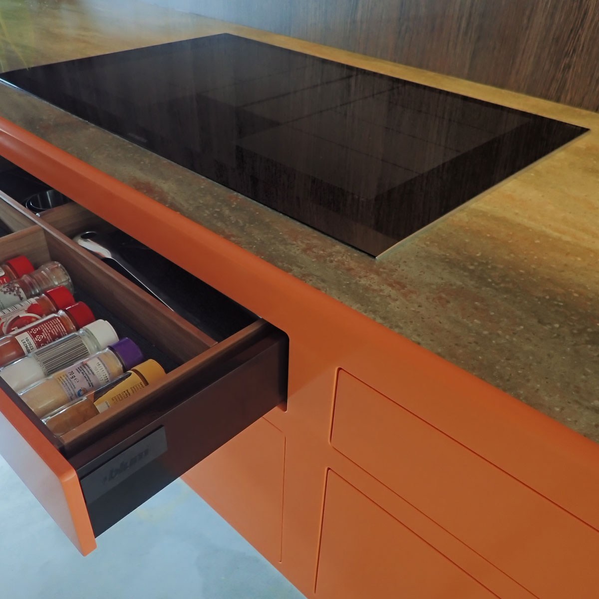 organische oranje corian design keuken, mid-century modern kitchen