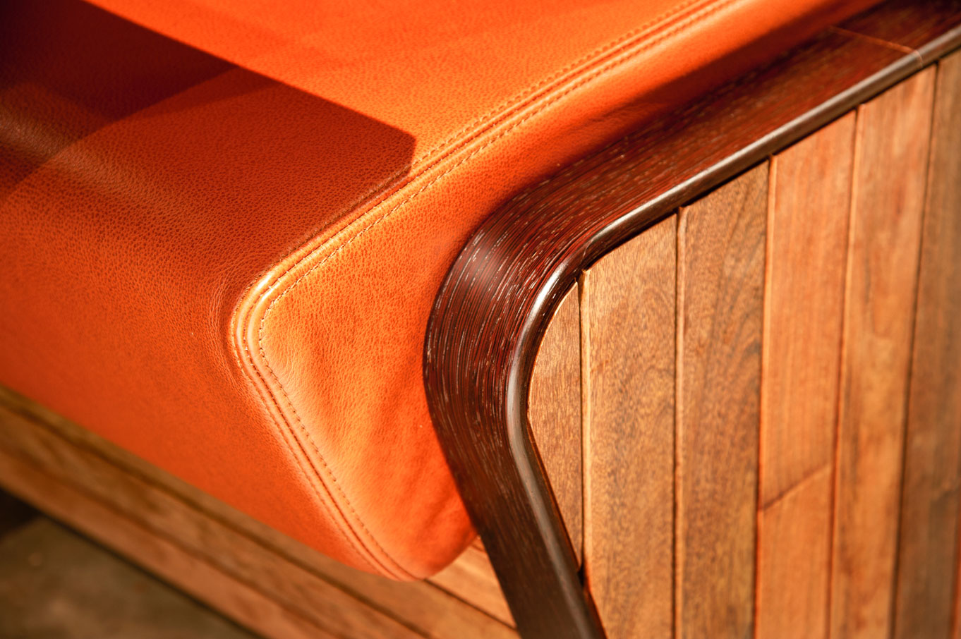 design treinbank op maat gemaakt in massief hout met ronde vormgeving