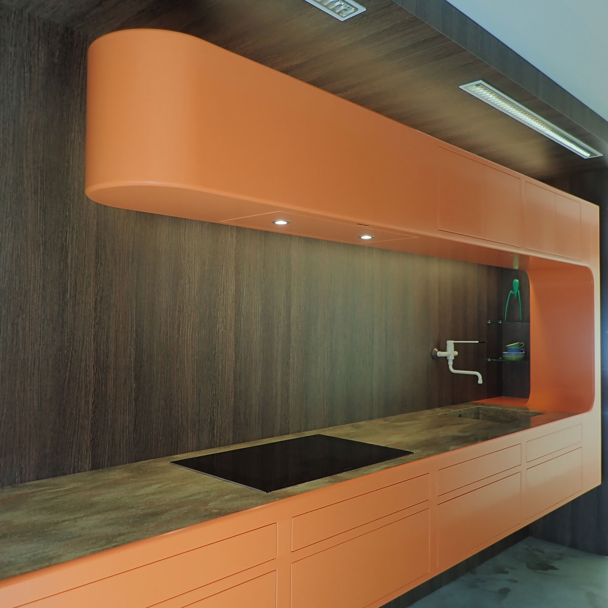 organische oranje corian design keuken, mid-century modern kitchen