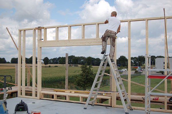 plaatsen houtskeletbouw van woning-typisch hout