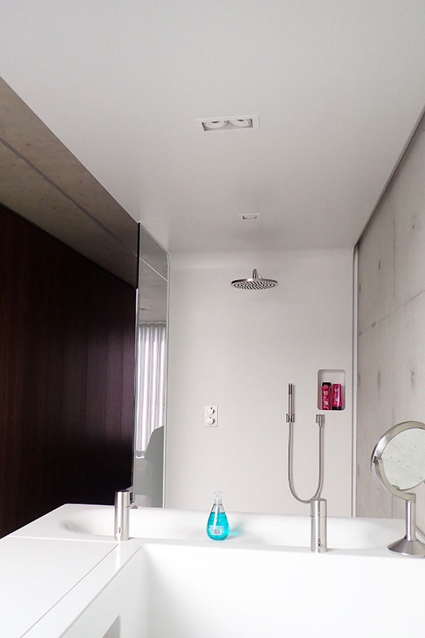 exclusieve badkamer-douche in corian op maat-limburg