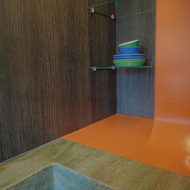 idetail nis van oranje corian keuken-typisch hout