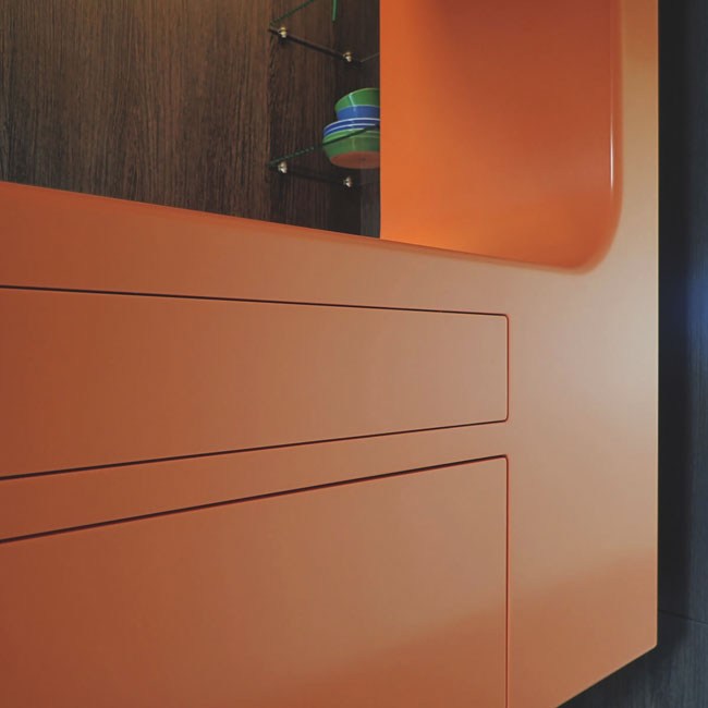 ladedetail oranje corian keuken-typisch hout