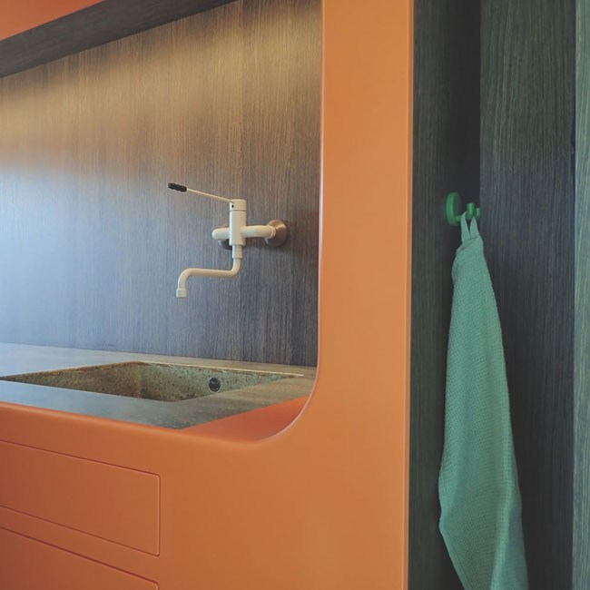 handdoeknis van oranje corian keuken-typisch hout