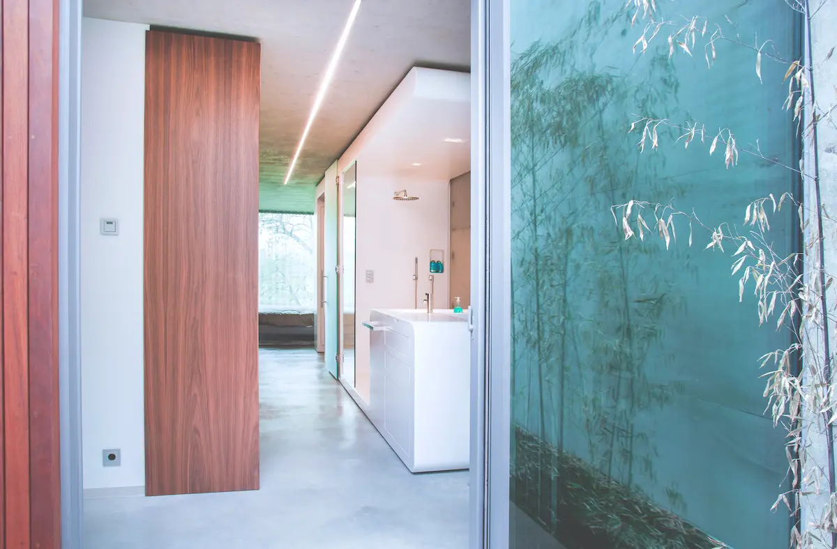 overzicht-Naadloze witte badkamer Hi-Macs integraal ontwerp - Typisch Hout