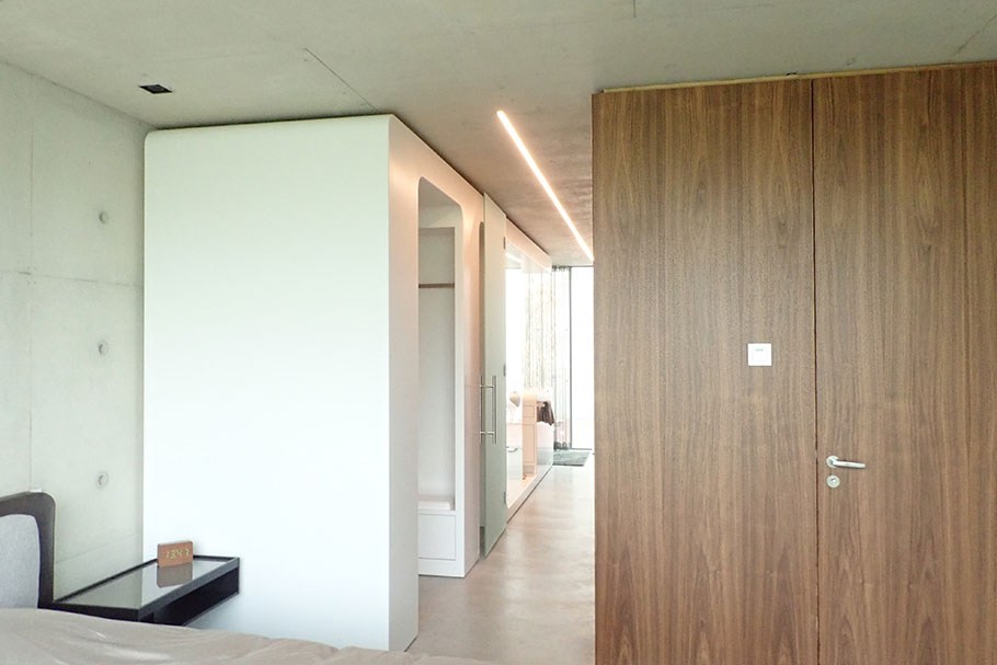 exclusieve badkamer in corian op maat-noten kast