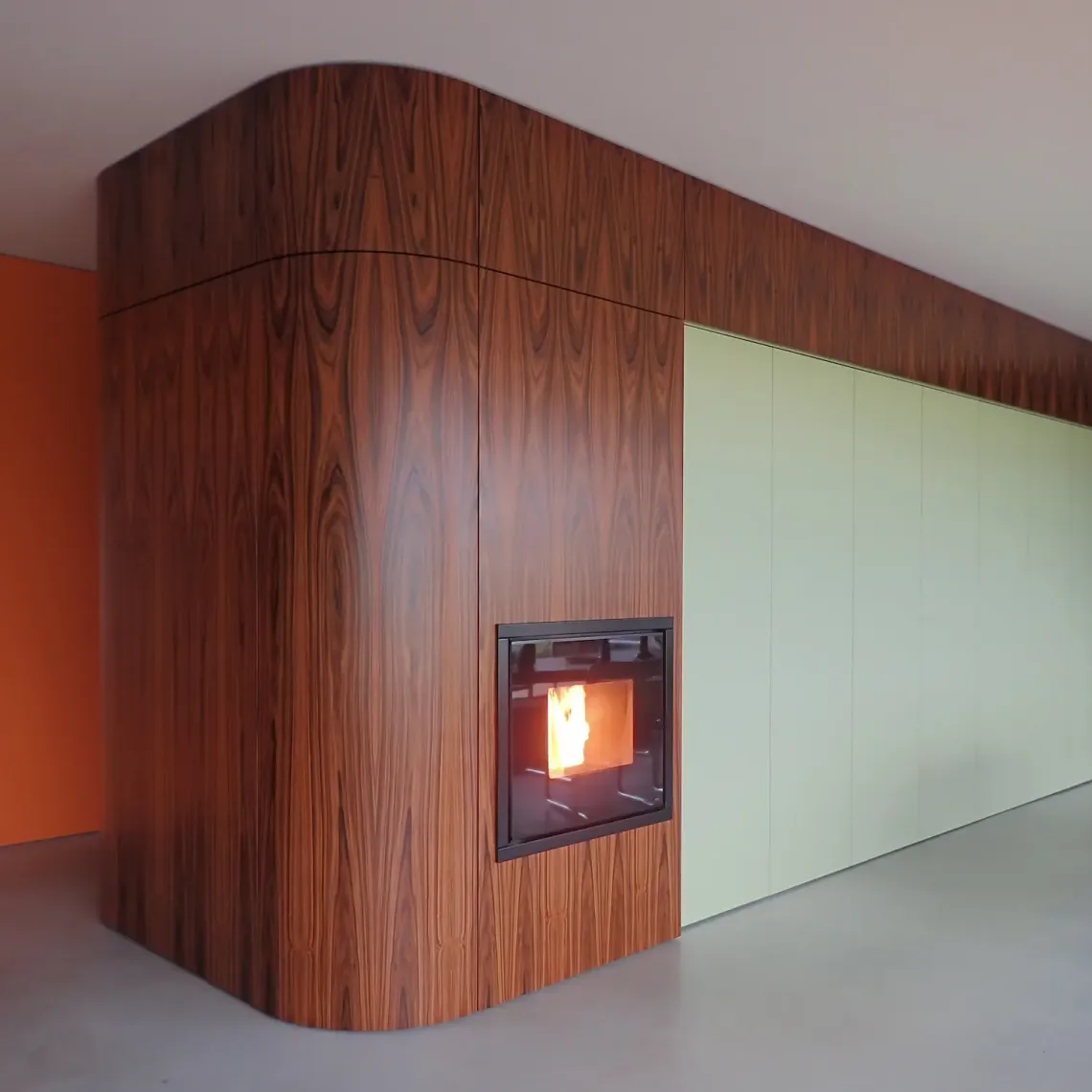 Integraal ontworpen roomdivider Palissander met geintegreerde pelletkachel