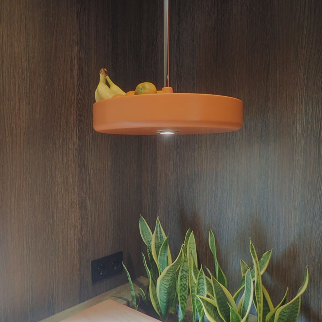 zwevende fruitmand met verlichting van oranje corian keuken-typisch hout