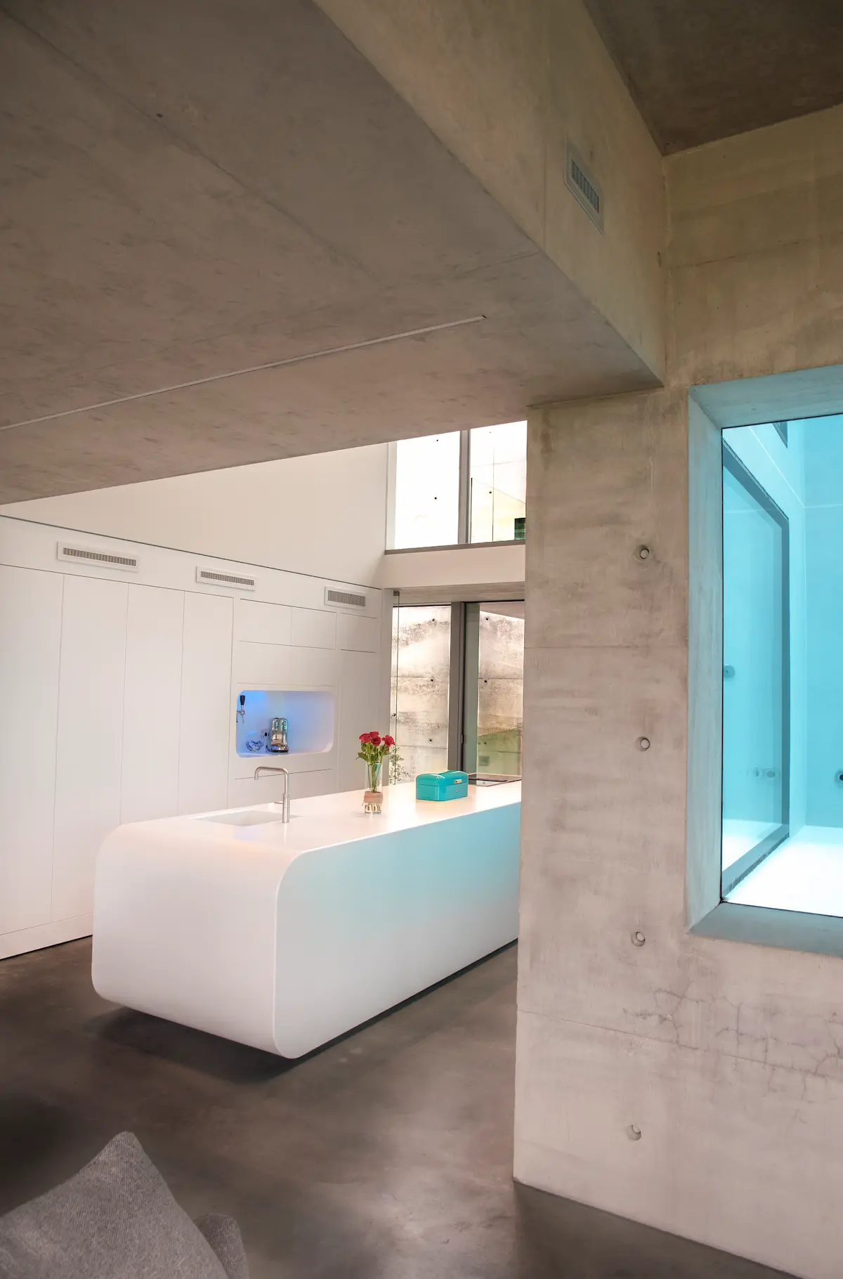 Witte Corian keuken naadloos kookeiland organische vormen - Typisch Hout-3