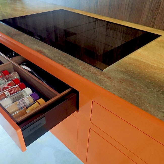 blum lade in oranje corian keuken-typisch hout