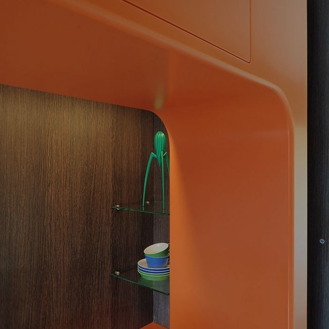 bovenkasten detail van oranje corian keuken-typisch hout